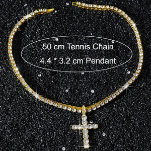 Nahaufnahme der 50cm Tenniskette mit funkelndem Kreuzanhänger und 4,4x3,2cm Maßen