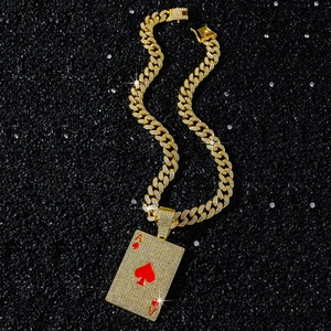 Hip-Hop Goldene Cuban-Kette mit glitzerndem Herz-Ass Poker-Anhänger und roten Akzenten