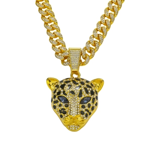 Collier hiphop tête de léopard plaqué or avec cristaux pavés et yeux en gemmes bleues
