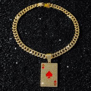 Nahaufnahme der vergoldeten Cuban-Kette mit Ace of Spades Poker-Anhänger und Strass