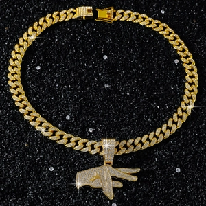 Nahaufnahme der goldenen Panzerkette mit eisbedecktem Fingergesten-Anhänger im Hip-Hop-Stil