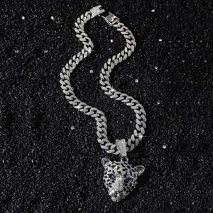 Pendentif tête de léopard hip hop avec gemmes bleues et diamants sur chaîne cubaine