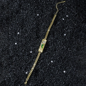 Bracelet chaîne cubaine dorée Saint Jude avec icône verte sur fond de pierres noires