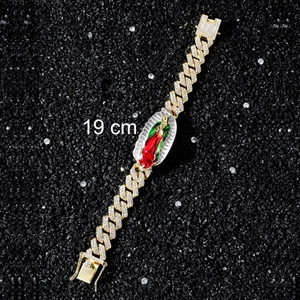 Détail macro du bracelet gourmette serti et médaillon Vierge de Guadalupe de 19cm