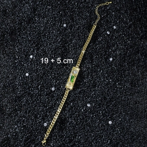 Détail du bracelet gourmette or St. Jude avec émail vert et pierres de zircon