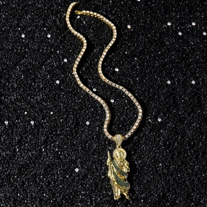 Collier hip hop doré avec pendentif Saint Jude serti de pierres vertes sur fond pailleté noir