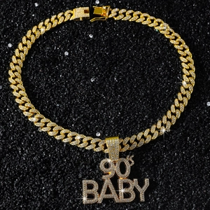 Détail du collier 90'S BABY doré hip hop avec chaîne cubaine sertie de cristaux brillants