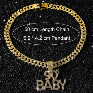 Détail du pendentif doré 90's BABY serti de zircons avec une chaîne de 50cm de long