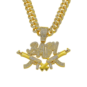 Collier hip hop glacé avec inscription BABY et pendentifs doubles fusils AK-47