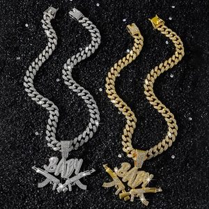 Pendentif BABY hip hop avec fusils glacés sur deux chaînes cubaines en or et argent poli