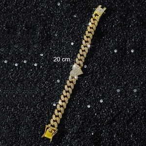 Nahaufnahme von 20cm vergoldetem Cuban Link Armband mit Herzanhänger und Zirkonia