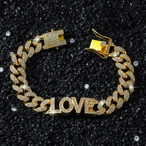 Hip Hop Gold Armband mit LOVE Schriftzug und funkelnden Kristallen im Cuban Link Stil