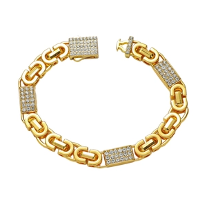 Bracelet chaîne hip hop doré avec accents rectangulaires en zircon sur fond blanc pur