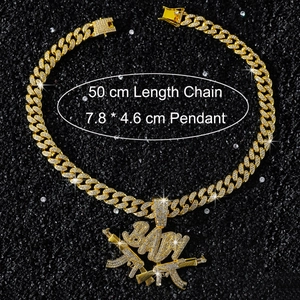 Détail de la chaîne cubaine hip-hop dorée avec pendentif BABY et doubles fusils