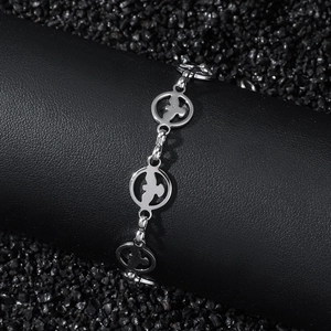 Bracelet chaîne hip-hop en acier poli avec pendentifs oiseaux sur présentoir noir