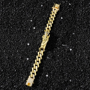 Detailaufnahme eines vergoldeten Panzerarmbands mit einer religiösen Sankt Judas Reliquie