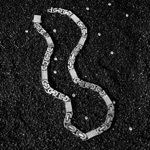 Collier hip hop pour homme avec maillons en G et strass sertis sur fond de pierres noires