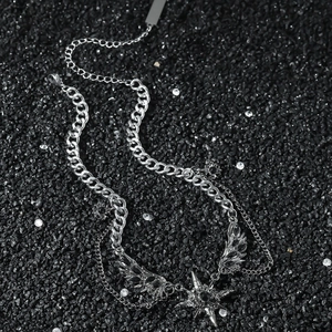 Collier punk argenté avec pendentif ailes et étoile sur fond de pierres noires mates