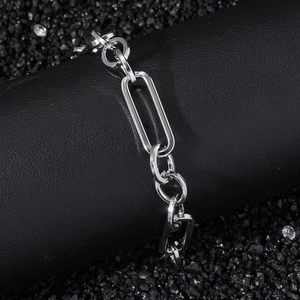 Poliertes Edelstahl-Gliederkettenarmband auf einem schwarzen strukturierten Ständer