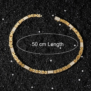 Détail de la chaîne byzantine hip-hop dorée de 50cm avec des maillons en strass brillants