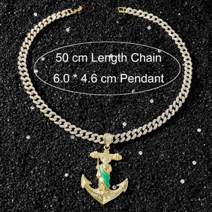 Détail du pendentif ancre Saint Jude en émail vert avec dimensions de 6,0x4,6 cm
