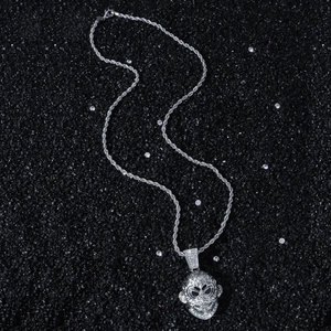Collier avec pendentif singe en argent serti de cristaux sur fond de pierres noires