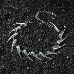 Hip-hop punk silver thorn geometric irregular metal necklace with sharp claw shaped pendants