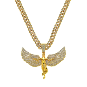 Hip-Hop Goldkette im Panzerstil mit einem großen Engel-Flügel Anhänger und Kristallen