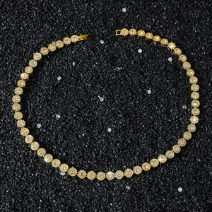 Détail du collier tennis 8mm doré avec zircons micro-pavés sur gravier noir