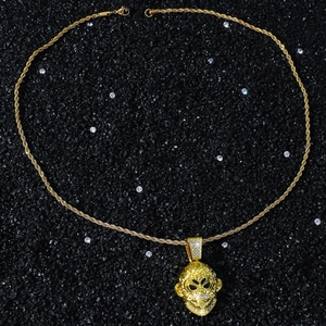 Pendentif tête de singe hip hop avec pierres étincelantes sur fond de pierre noire