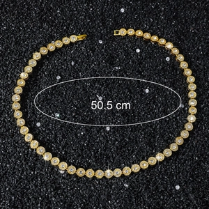 Vue détaillée du collier tennis doré de 8mm avec zircons ronds et brillants