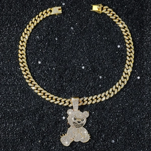 Makroaufnahme einer goldene Hip-Hop-Kubakette mit großem eisbedecktem Bärenanhänger