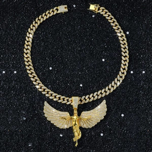Detail der Hip-Hop Gold Engel Flügel Anhänger mit Kristall Panzerkette auf schwarzem Grund