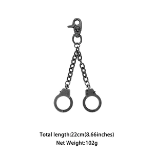 Détail du clip crâne punk avec chaîne menottes mesurant 22 cm et pesant 102 grammes