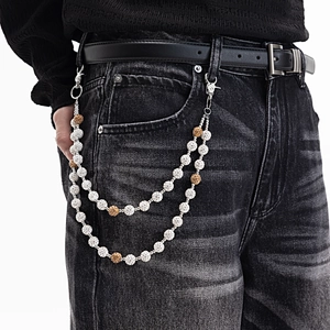 Chaîne de pantalon double épaisseur avec perles strass étincelantes sur jean noir