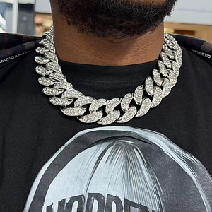 Chaîne cubaine argentée pour hommes avec strass denses dans un style hip-hop urbain