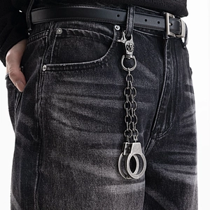 Chaîne de pantalon punk à tête de mort avec pendentifs menottes sur un jean