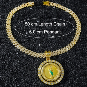 Gros plan sur chaîne Cubaine dorée 50cm et pendentif Saint Jude 6cm orné de zircons