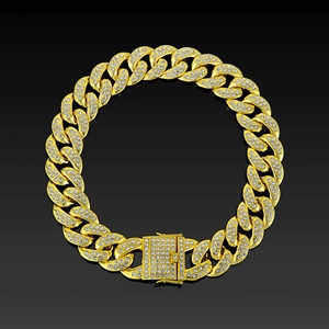 Chaîne cubaine dorée pour hommes avec pierres en zircone étincelantes sur miroir noir
