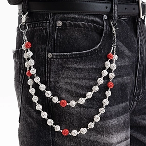 Détail d'une chaîne de pantalon punk à double couche avec des boules de strass brillantes