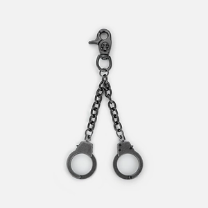Détail du fermoir crâne punk avec menottes et doubles chaînes en métal gris anthracite