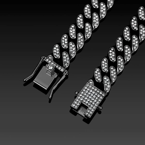 Dunkle Gunmetal Panzerkette für Herren mit glänzenden Strasssteinen im Hip-Hop-Stil