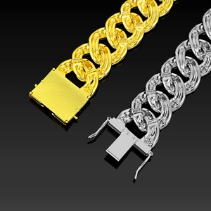 Détail macro de grosses chaînes cubaines en or et argent avec fermoirs carrés texturés