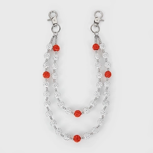 Détail de la chaîne double couche avec perles de cristal blanches et orange