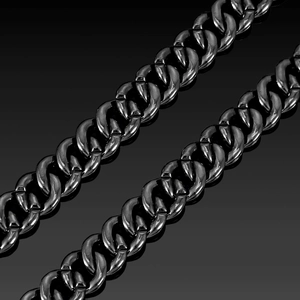 Makroaufnahme einer polierten Gunmetal-Panzerkette mit glänzendem Finish und Lichtreflexen