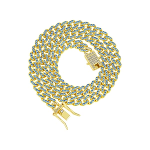 Detailansicht der 9mm goldener Cubankette mit himmelblauen Strasssteinen und Verschluss