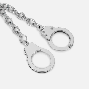 Vue détaillée du porte-clés menottes en métal argenté avec finition brillante et maillons