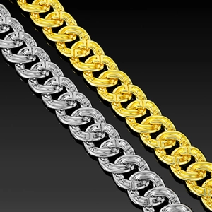 Détail macro de grosses chaînes cubaines de 29mm en finitions métal or et argent poli