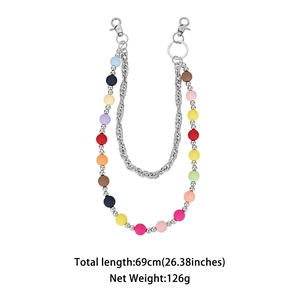 Détail de la chaîne de pantalon à perles colorées, longueur 69cm et fermoir argent