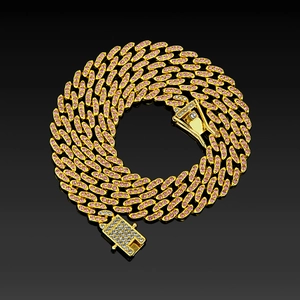 Makroaufnahme der 9mm goldenen Panzerkette mit rosa und weißen Strasssteinen